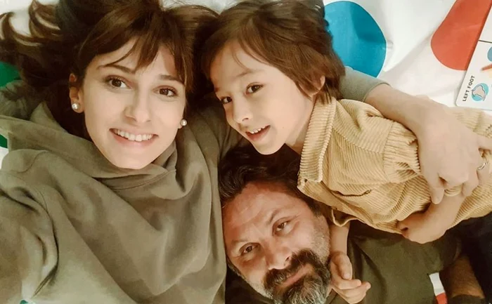 Dana Rogoz și Radu Dragomir alături de fiul lor, Vlad 