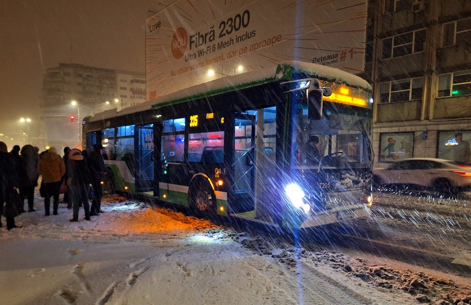 Zăpada provoacă blocaje în Capitală. Autobuzele staționează din cauza dâmburilor de zăpadă iar utilajele de deszăpezire nu fac față