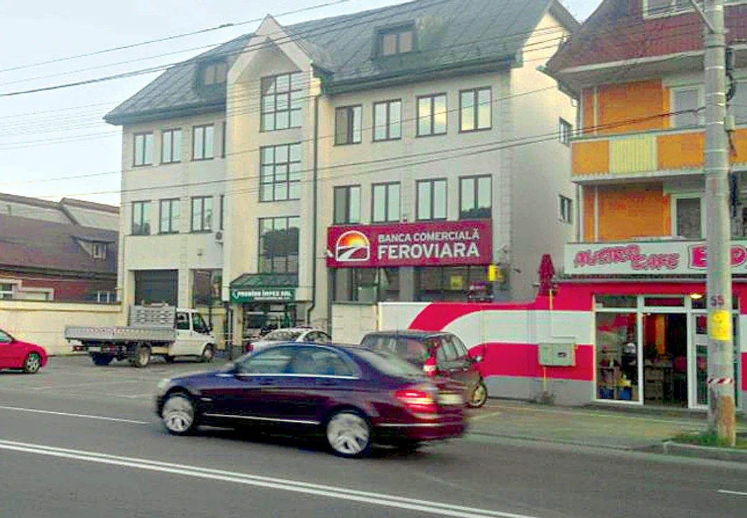 De aici a  scăpat  glonţul