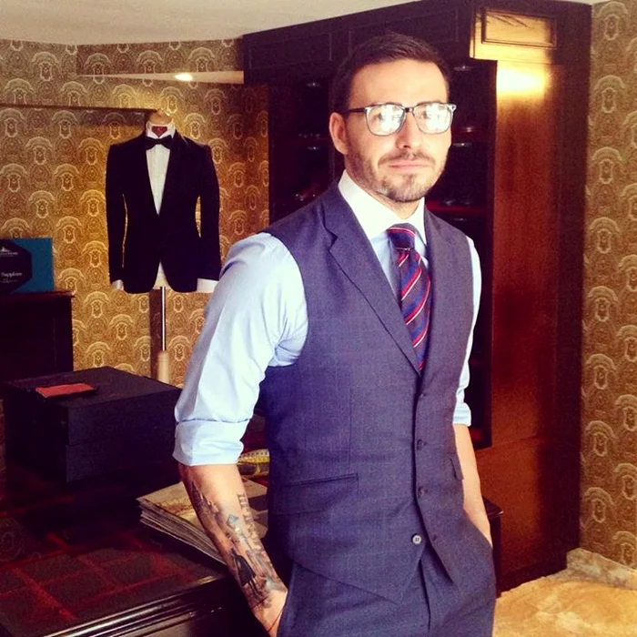 Adrian Cristea lucrează cu materiale preţioase