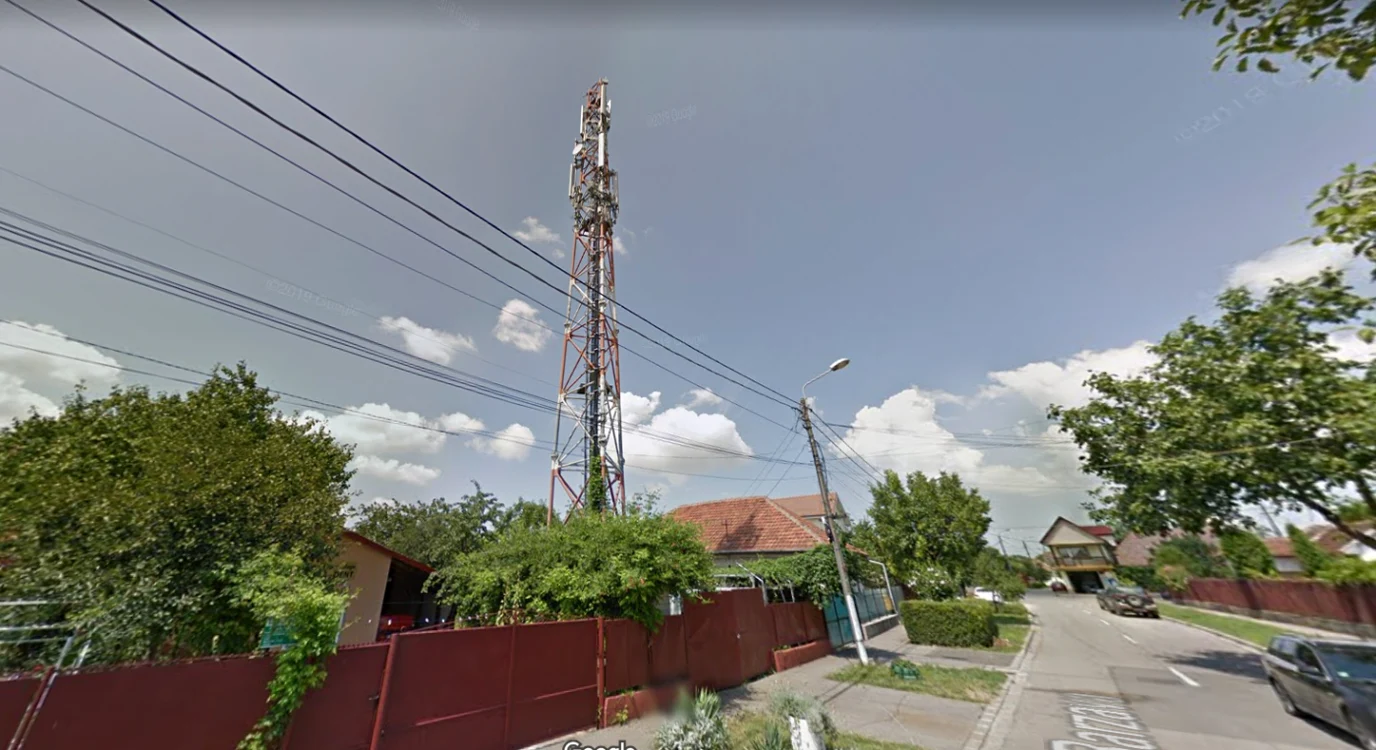releu-telecomunicatii-curte-antena-camp-electromagnetic