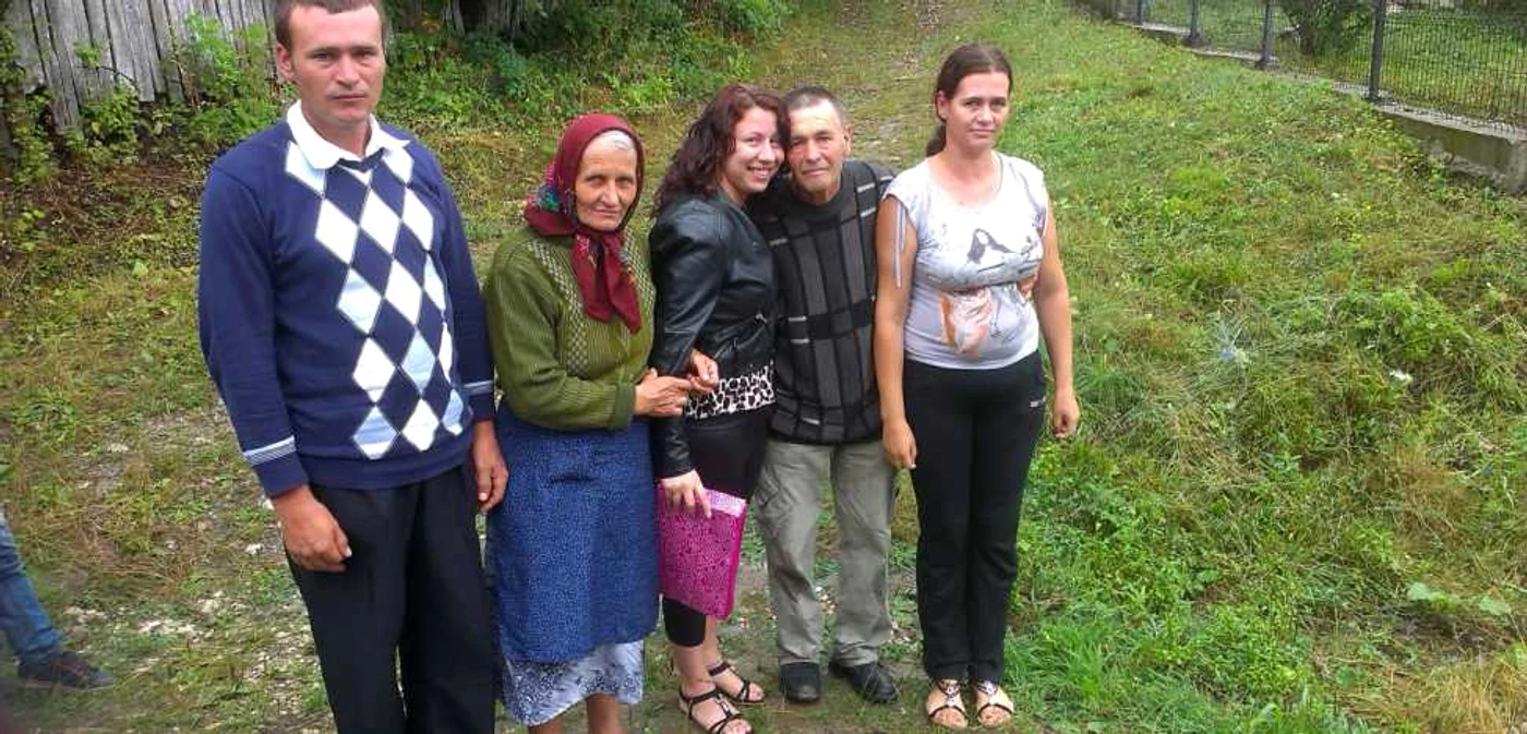 Petronela (foto mijloc), in vizită la familia din Valcea. FOTO: Irina Rîpan