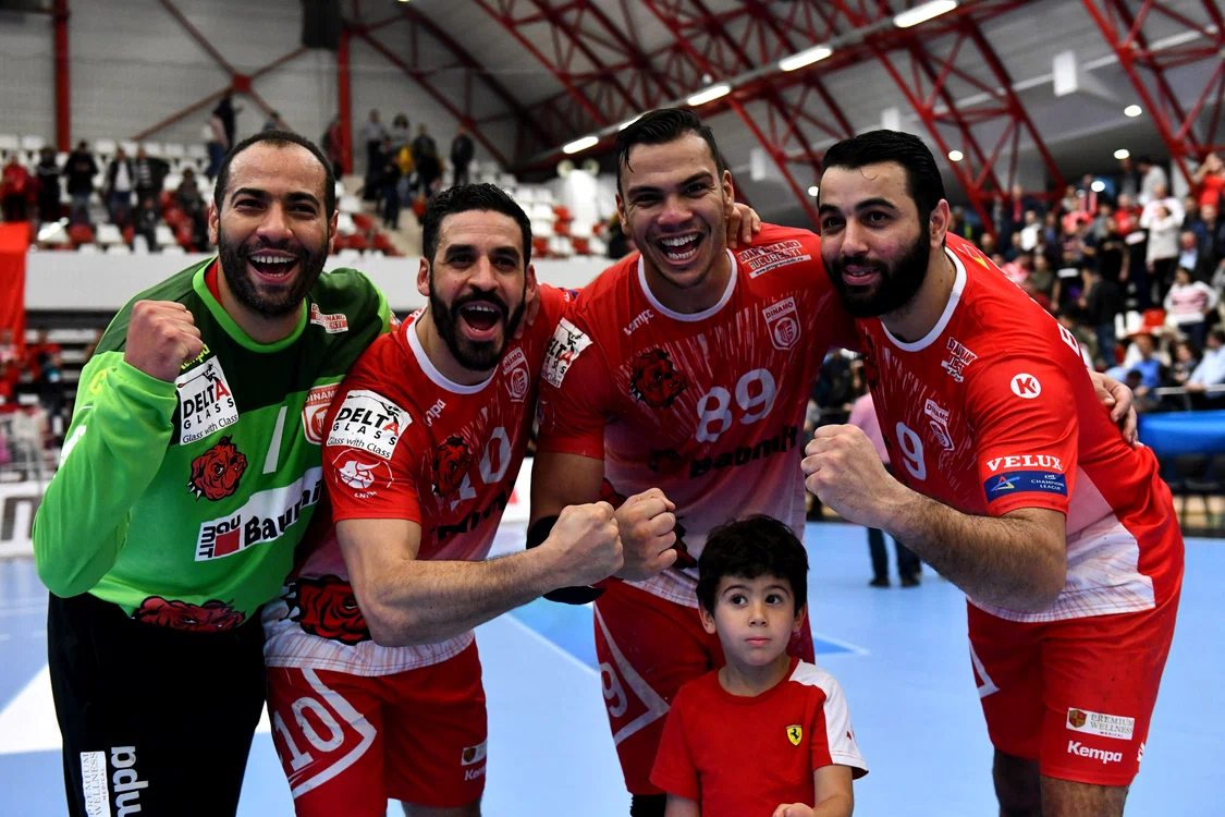 
    Dinamoviștii Makrem Misaoui, Kamel Alouni, Shebib Ashem Mamdouh și Amine Bannour au sărbătorit victoriaFoto: Sport Pictures  