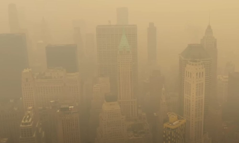 Imagini apocaliptice în New York. Orașul american, cu cerul roșu și învăluit în fum VIDEO