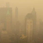 Orașul american New York este învăluit în fum după incendiile forestiere din Canada  Foto Captură video YouTube jpg