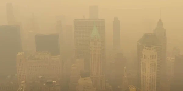 Orașul american New York este învăluit în fum după incendiile forestiere din Canada  Foto Captură video YouTube jpg