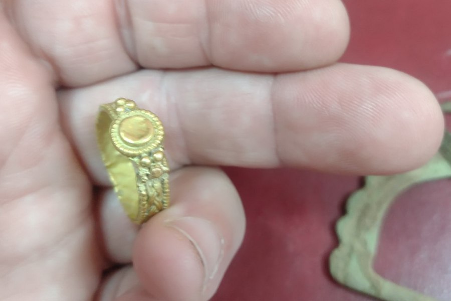 Inel de aur, vechi de 1.500 ani, descoperit de un căutător de comori lângă Oradea