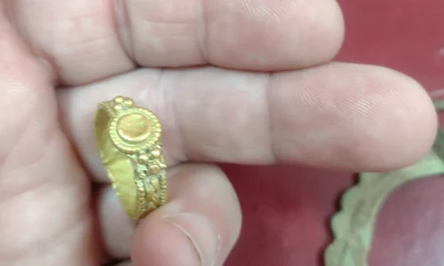 inel de aur descoperit de un cautator de comori 01 jpg