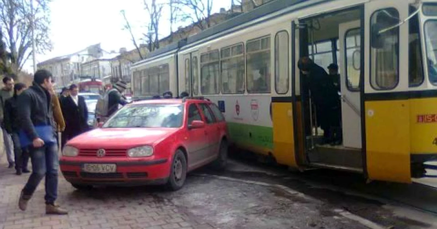 Maşina a blocat tramvaiele pe Cuza Vodă