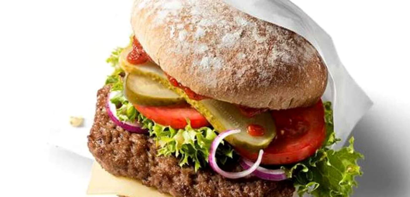 Burgerul McB va conţine carne de vită, salată verde, roşii, inele de ceapă, murături, brânză Edam, pâine neagră şi diferite sosuri/FOTO Daily Mirror