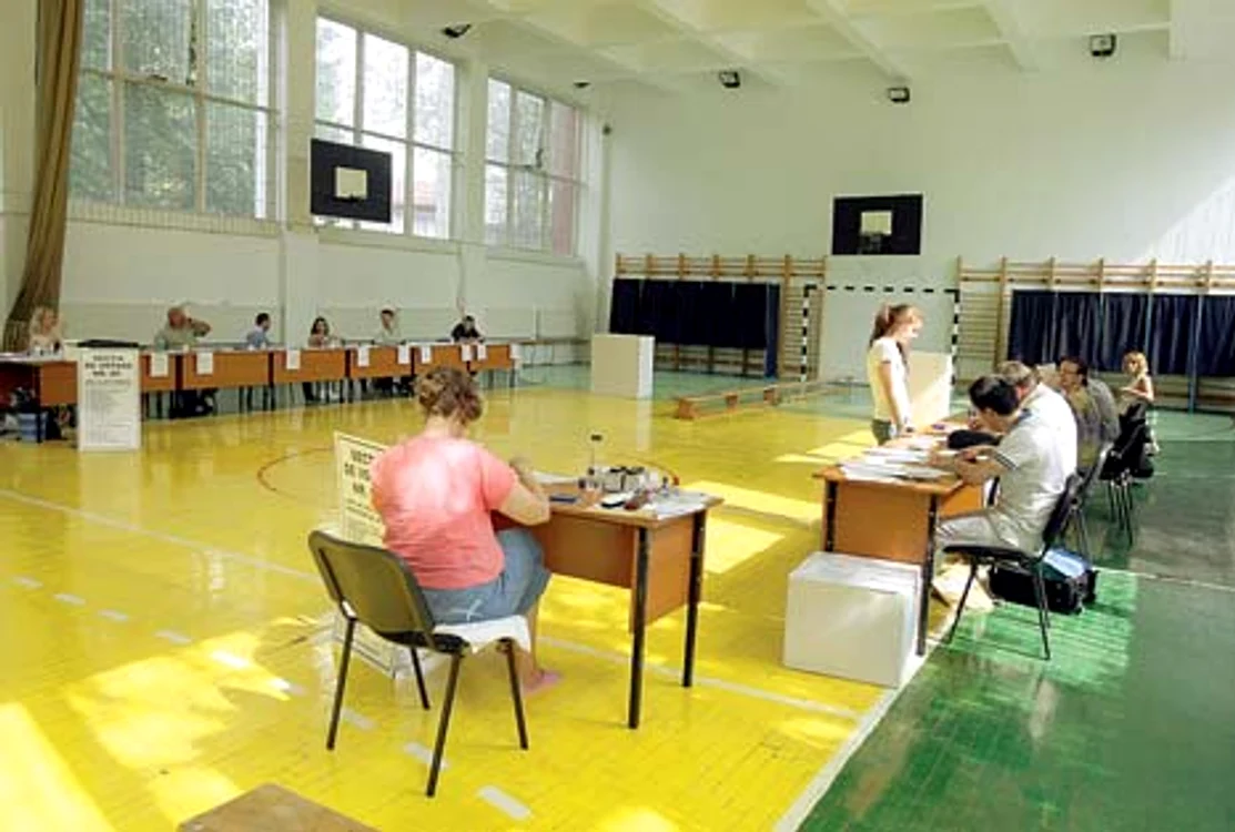 Multe dintre secţiile de votare au fost pustii aproape întreaga zi