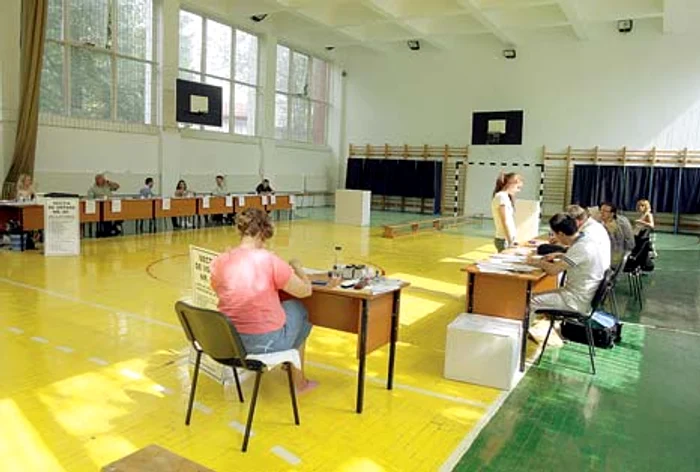 Multe dintre secţiile de votare au fost pustii aproape întreaga zi