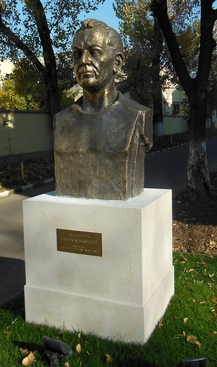 Bustul lui Theodor Burghele în curtea spitalului care-i poartă numele FOTO wikipedia