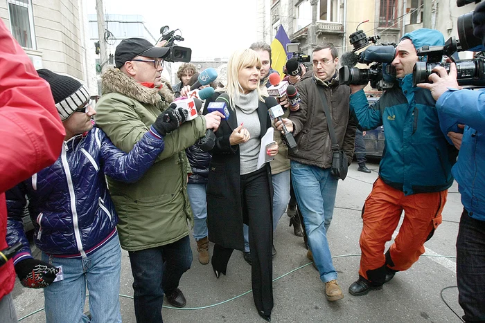 
    Fostul ministru a fost săltat joi (29 ianuarie) de pe stradă şi dus la audieri în dosarul Microsoft. A plecat acasă după patru ore, dar este sub control judiciarfoto: Mediafax  