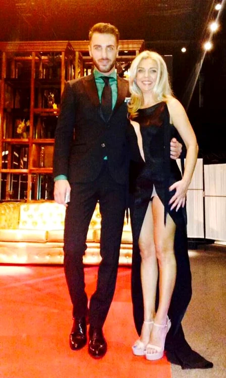 Crina a purtat o rochie mult prea decupată