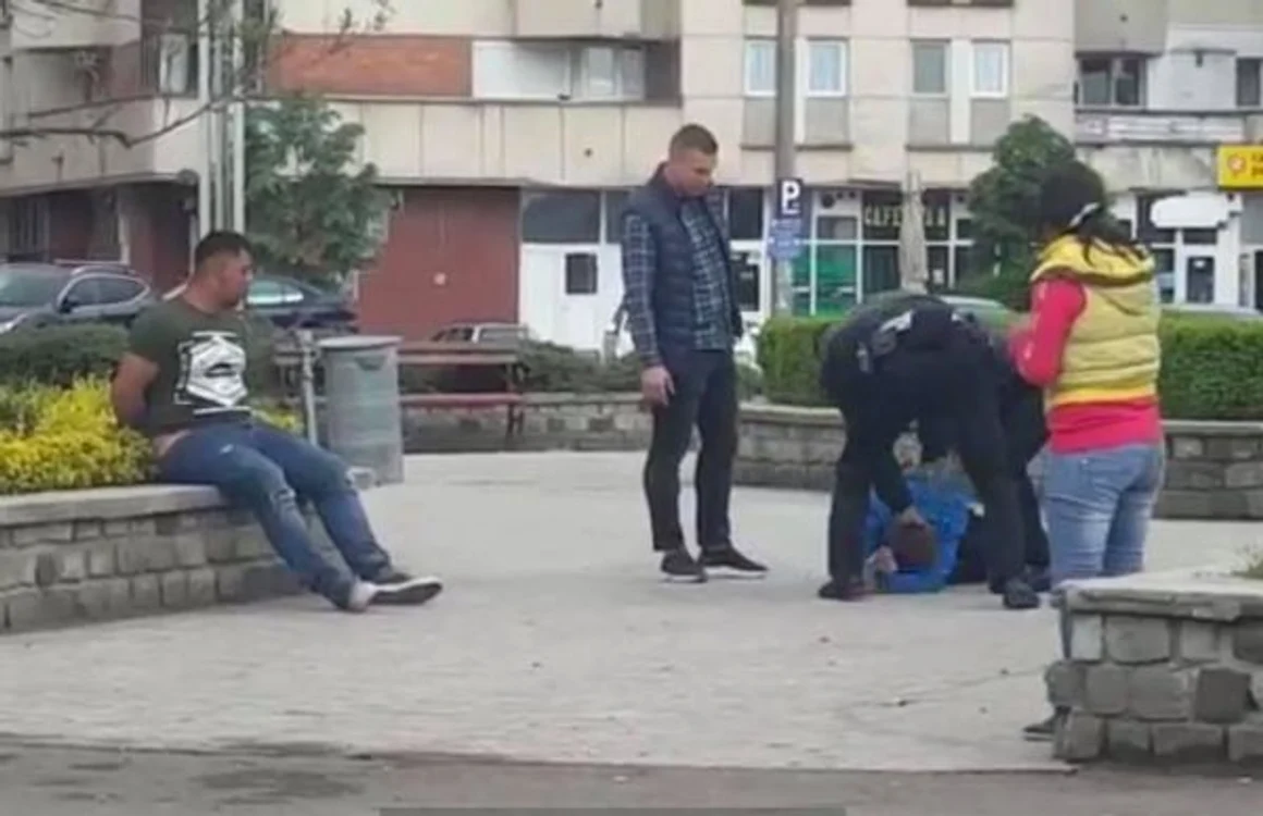 Pentru a aplana situaţia, cei doi poliţişti agresaţi i-au încătuşat pe bărbaţi. FOTO: Arhivă personală