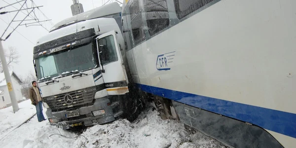 Tirul nu a mai putut pleca de pe şine şi trenul a intrat în el