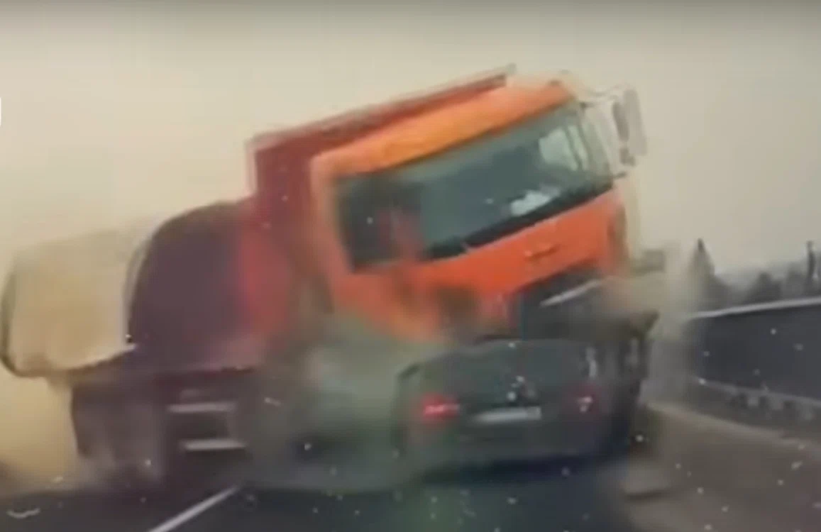 În accidentul de la Avrig și-au pierdut viața trei oameni. Sursă foto: Captură video Ora de Sibiu