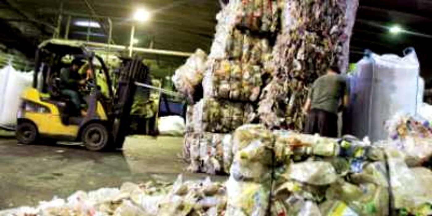 „Buy-backul“ pentru PET-uri poate fi finanţat din taxa pe pungile din plastic