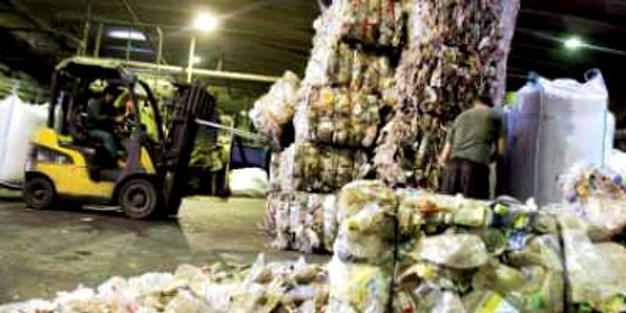 „Buy-backul“ pentru PET-uri poate fi finanţat din taxa pe pungile din plastic