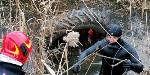 tractor rasturnat canal delta foto isu tulcea
