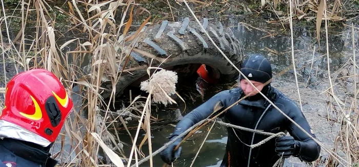 Tractorul s-a răsturnat într-un canal foto: ISU Tulcea