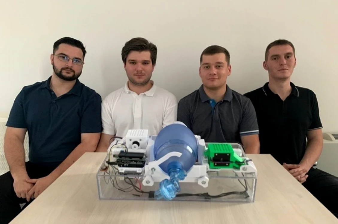 Andrei Florescu, Lucian Iordache, David Halip şi Victor Cernea sunt studenţi în anul I la Universitatea Valahia din Târgovişte -  specializarea Automatică.