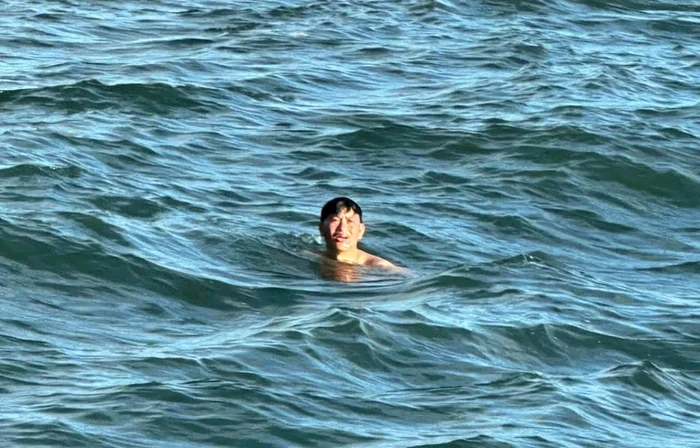 Le Van Sanh plutind în apă înainte de a fi salvat FOTO: An Vinh Express