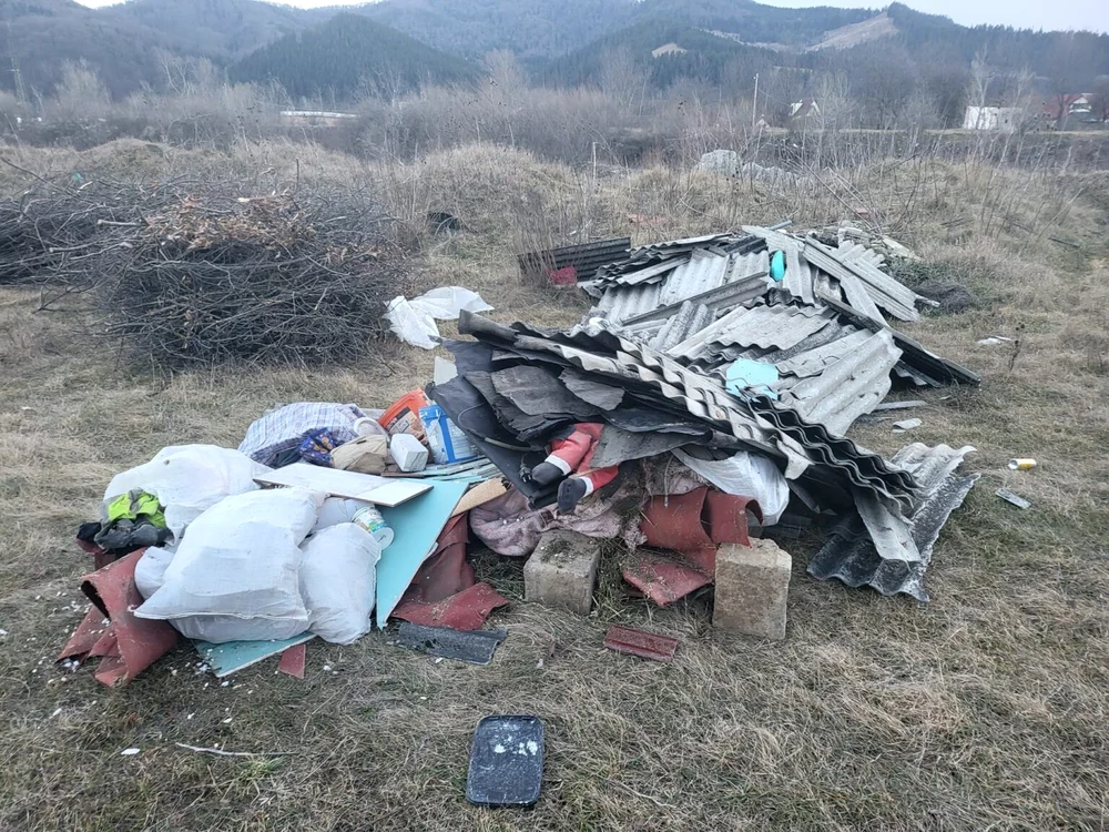Deșeurile au fost aruncate în lunca Bistriței FOTO Poliția Neamț