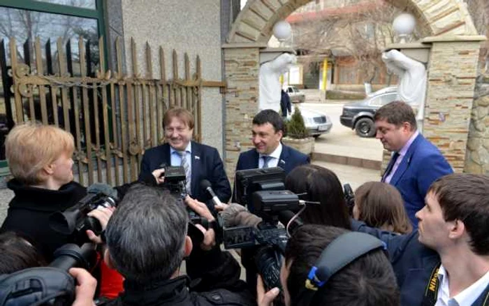 Trei deputaţi ruşi au venit la Comrat să facă PR pentru candidatul socialiştilor la funcţia de başcan FOTO Facebook