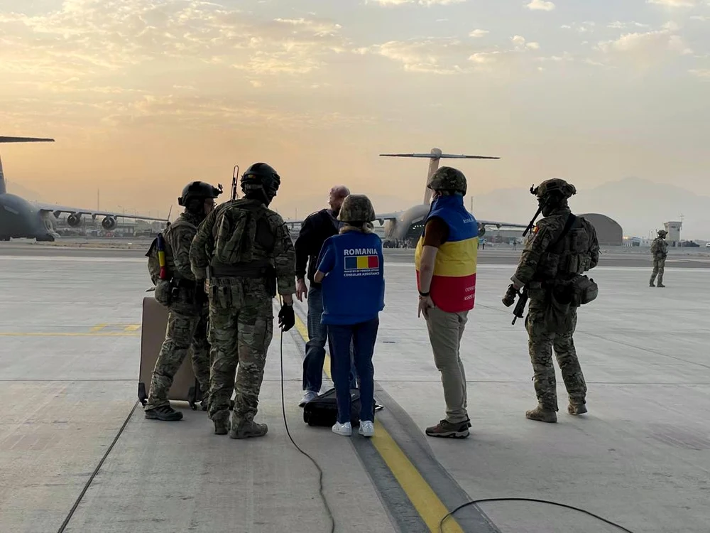 
    Imagini de la misiunea de evacuare din Kabul, desfășurată în cursul nopții de miercuri, 18 augustfoto: MApN  