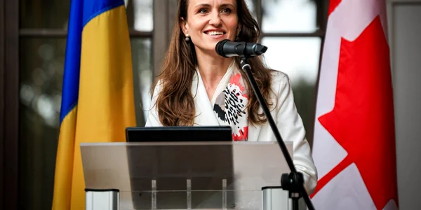 Oana Ţoiu Facebook Oana  ţoiu jpg