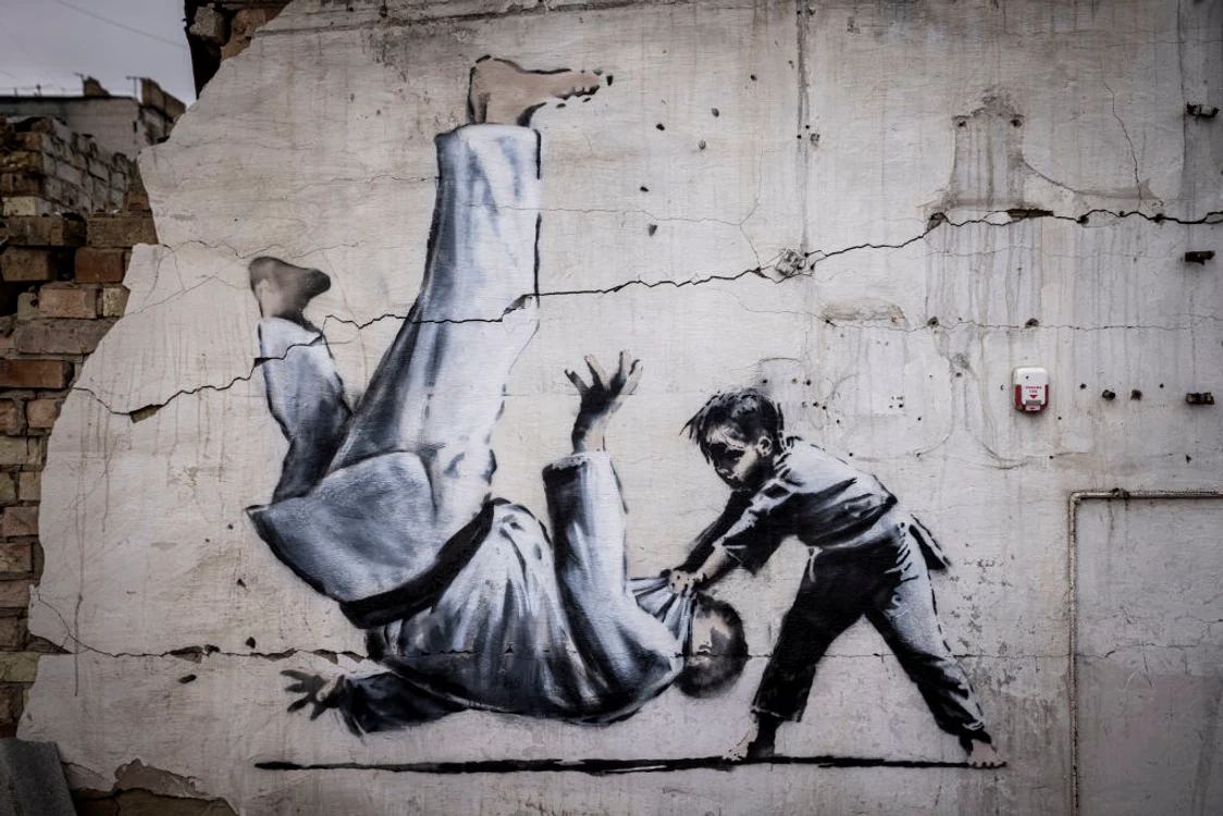 Imaginea este realizată în stilul lui Banksy, dar nu a fost atribuită oficial artistului Foto Getty
