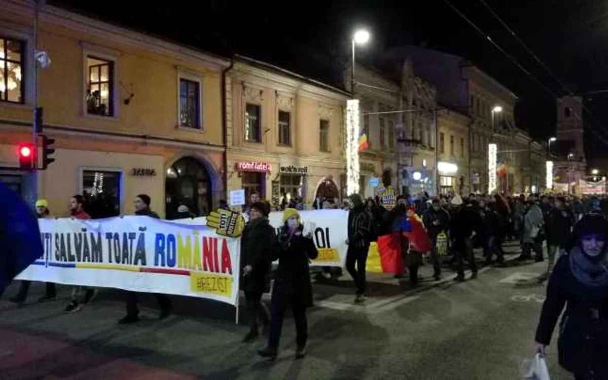 Clujenii se pregătesc pentru o nouă seară de proteste. FOTO: Remus Florescu