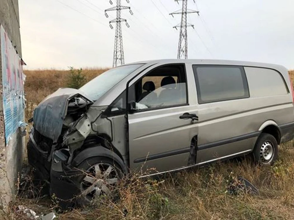 Autoutilitara condusă de tânăr