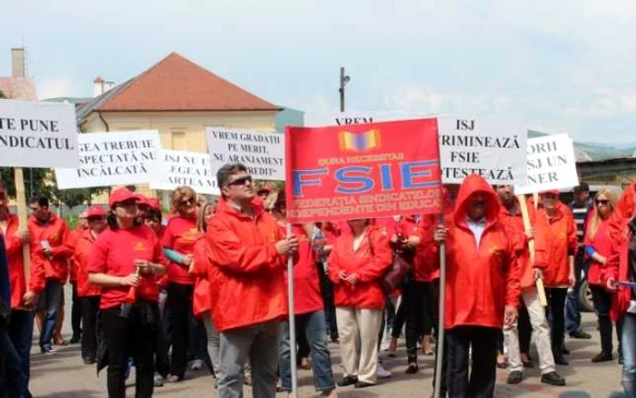 Membrii sindicatului au protestat în faţa sediului Inspectoratului Şcolar Alba. Foto: alba24.ro