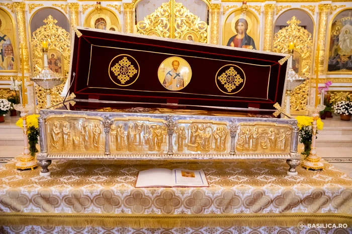 
    Moaștele Sfântului Ioan Gură de Aur sunt puse într-o raclă de argint care este depusă de 10 ani în biserica de la intrarea principală în Catedrala Neamului Foto: basilica.ro/Mircea Florescu  