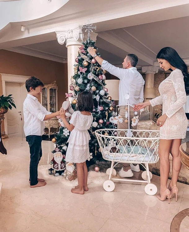 
    Copiii Cristinei Spătar au îmbodobit bradul cu tatăl lor, noua lui soție și frățiorul vitregfoto: arhiva personală  