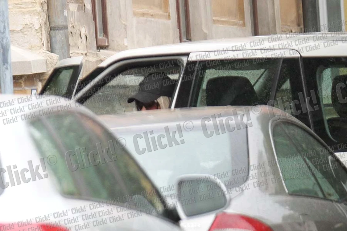 Nici n-a ieşit bine din maşină  că a şi deschis umbrela, deşi pe cap era deja acoperită cu şapca (FOTOGRAFII: Blitz)