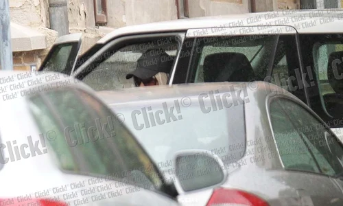 Nici n a ieşit bine din maşină  că a şi deschis umbrela, deşi pe cap era deja acoperită cu şapca (FOTOGRAFII: Blitz) jpeg