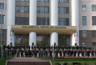 politisti la parlament moldova