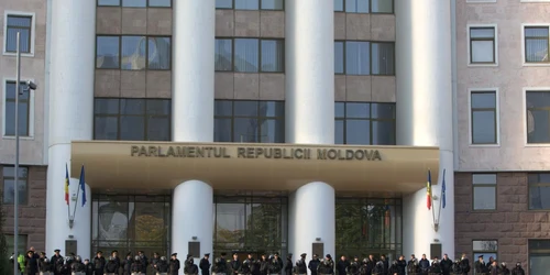 politisti la parlament moldova