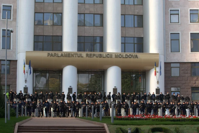 politisti la parlament moldova