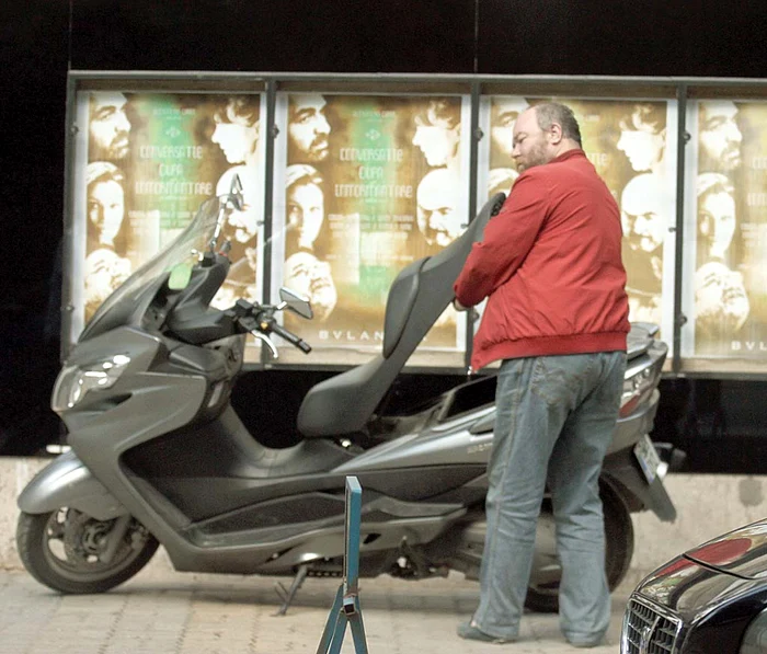 Mihai Constantin a mers la Teatrul Nottara cu maxiscuterul