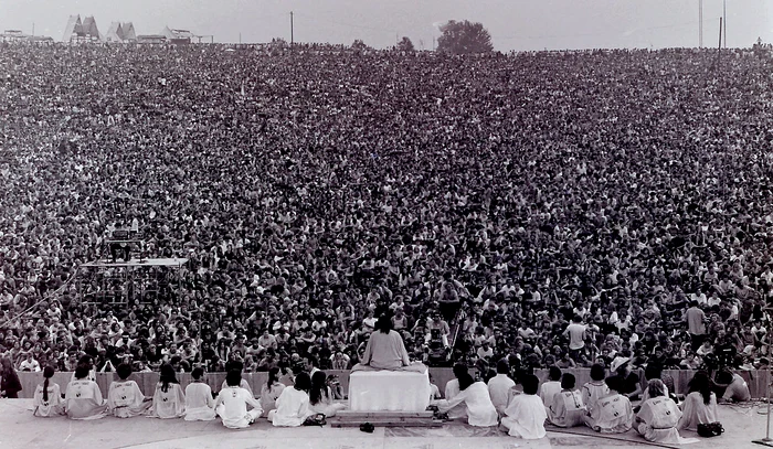 
    Ceremonia de deschidere a Festivalului de la Woodstock a fost oficiată în fața a sute de mii de oameni de guru indian Satchidananda SaraswatiFoto: wikipedia.ro  