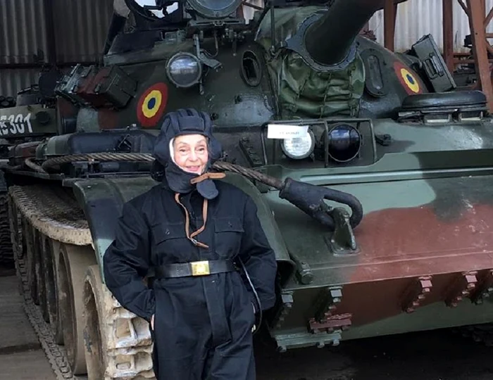 Marina Voica le-a arătat tuturor că știe să conducă și un tancFoto: Facebook