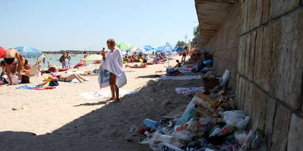 gunoi pe plaja