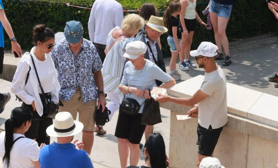 Nouă români din clanul „Scorpionii”, care joacă „alba-neagra” lângă Turnul Eiffel, reținuți. Câți bani au trimis în țară