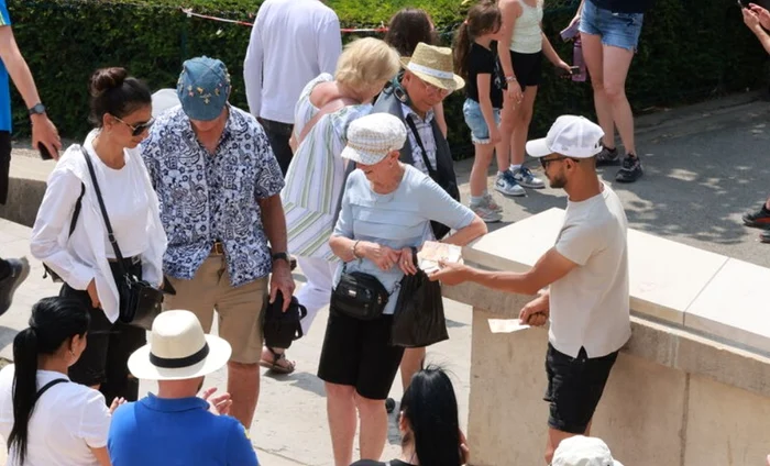 Alba neagră lângă Turnul Eiffel FOTO: captura X