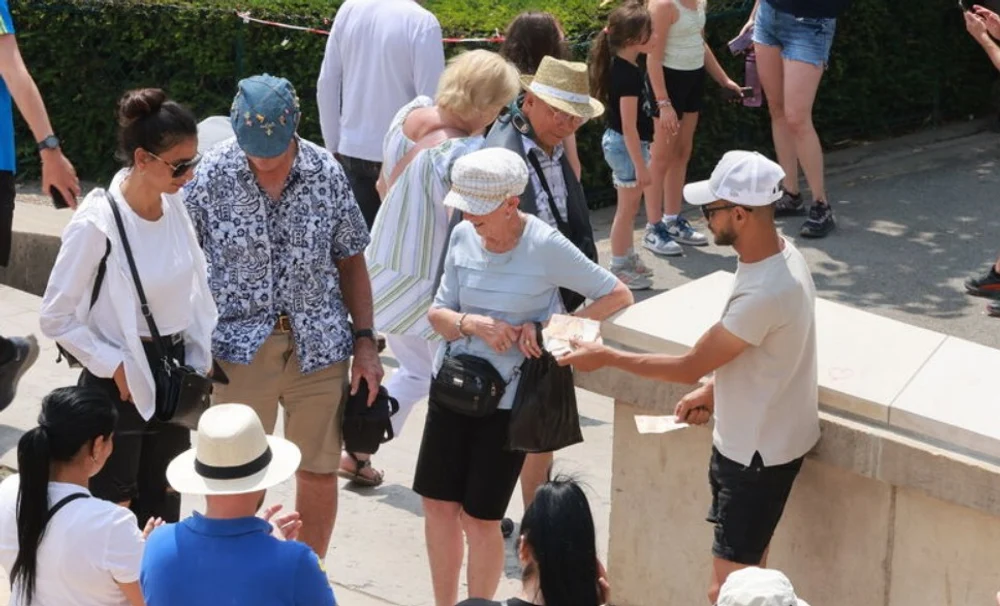 Nouă români din clanul „Scorpionii”, care joacă „alba-neagra” lângă Turnul Eiffel, reținuți. Câți bani au trimis în țară